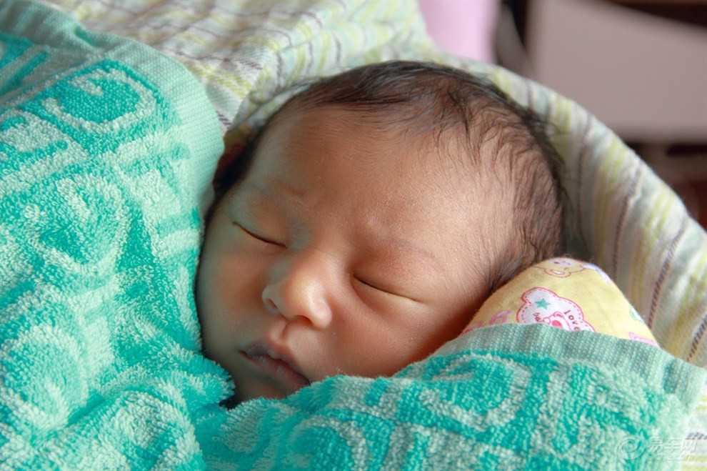 孕妇的子宫收缩是早产的典型征兆去美国生孩子